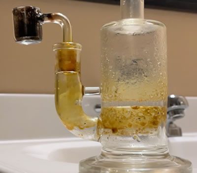 dirty bong with heavy resin buildup before cleaning